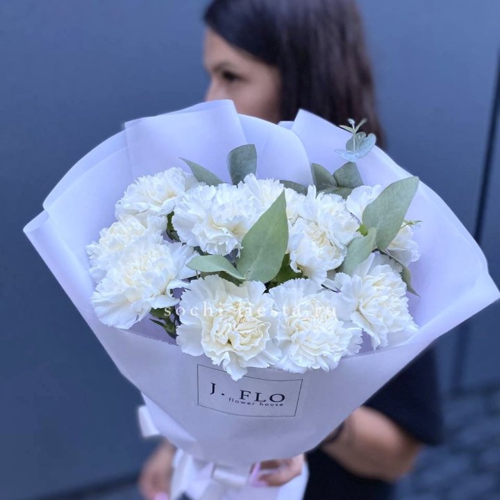 Букет белых диантусов с эвкалиптом в Брянске