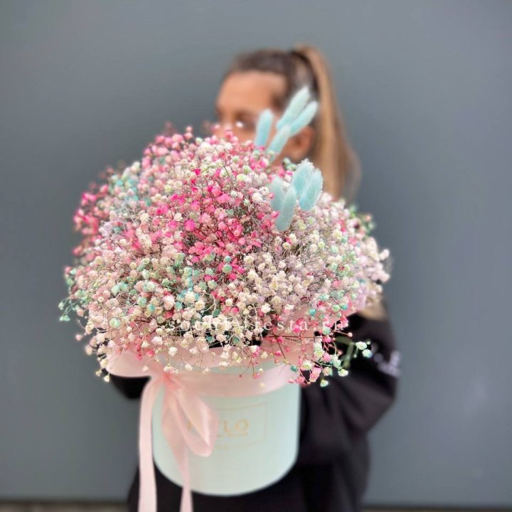 9 Радужных гипсофилы в шляпной коробке в Брянске