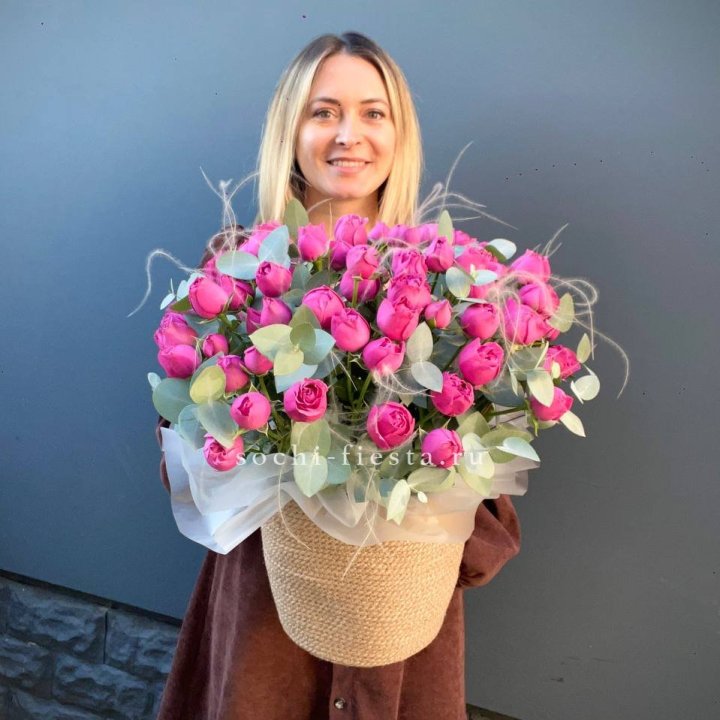 Пионовидные розы  в джутовом кашпо  в Брянске