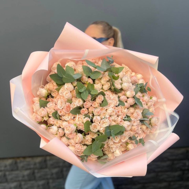 101 кустовая роза с эвкалиптом в Брянске