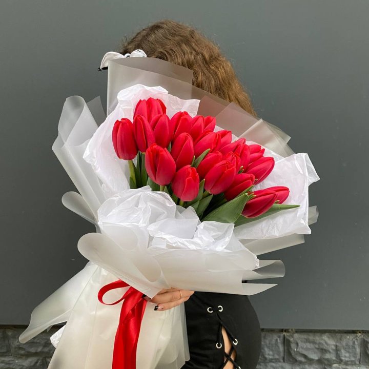  25 красных воздушных тюльпанов в Брянске