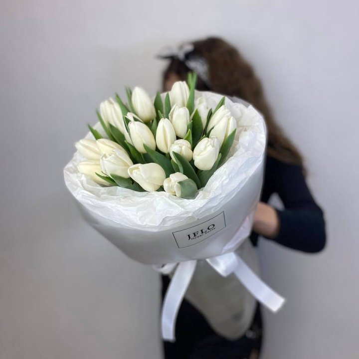  19 белых воздушных тюльпанов в Брянске