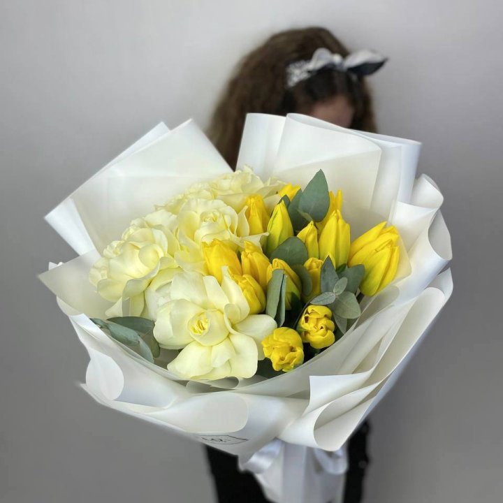 Дуо жёлтые тюльпаны и розы в Брянске