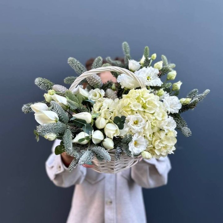 Новогодняя корзина с цветами в Брянске