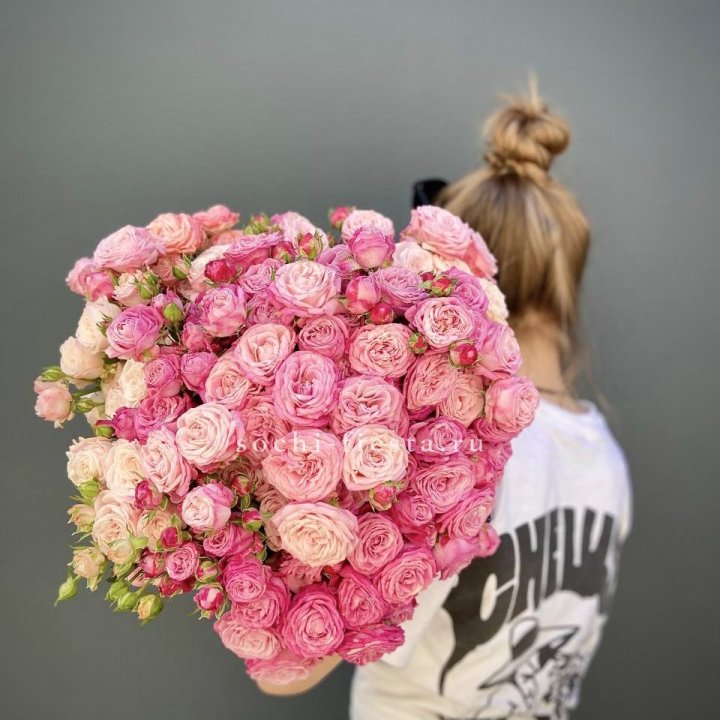 Охапка кустовых роз бомбастик пинк в Брянске