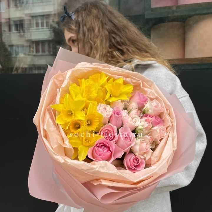 Букет роз и нарциссов в Брянске