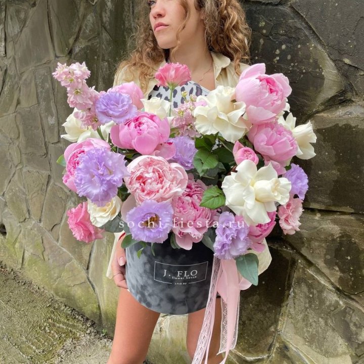 Дизайнерский цилиндр с пионами в Брянске