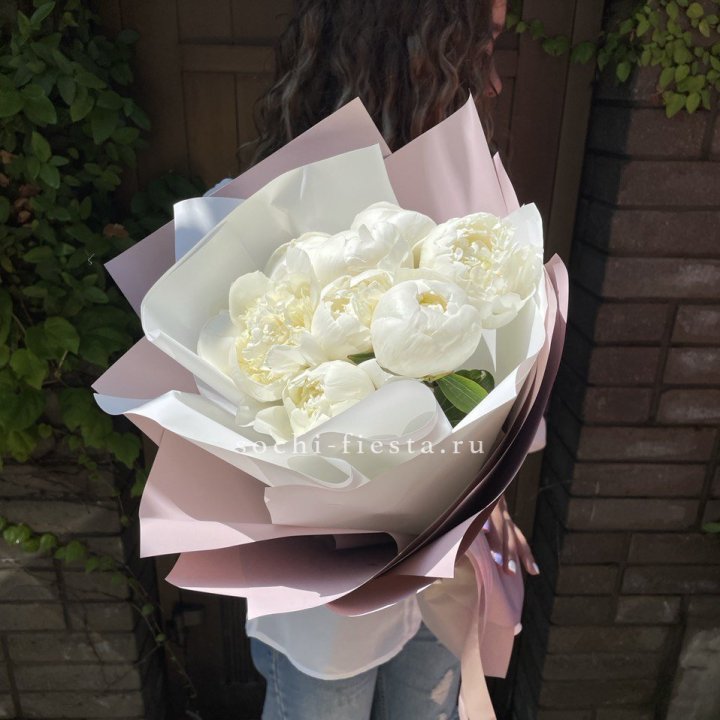 9 белоснежных пионов в Брянске