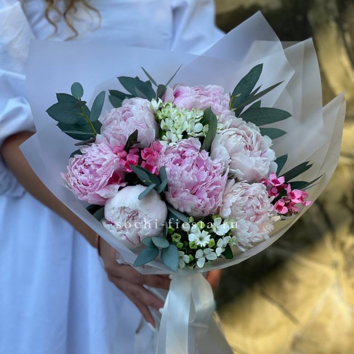 7 зефирных пионов с эвкалиптом в Брянске