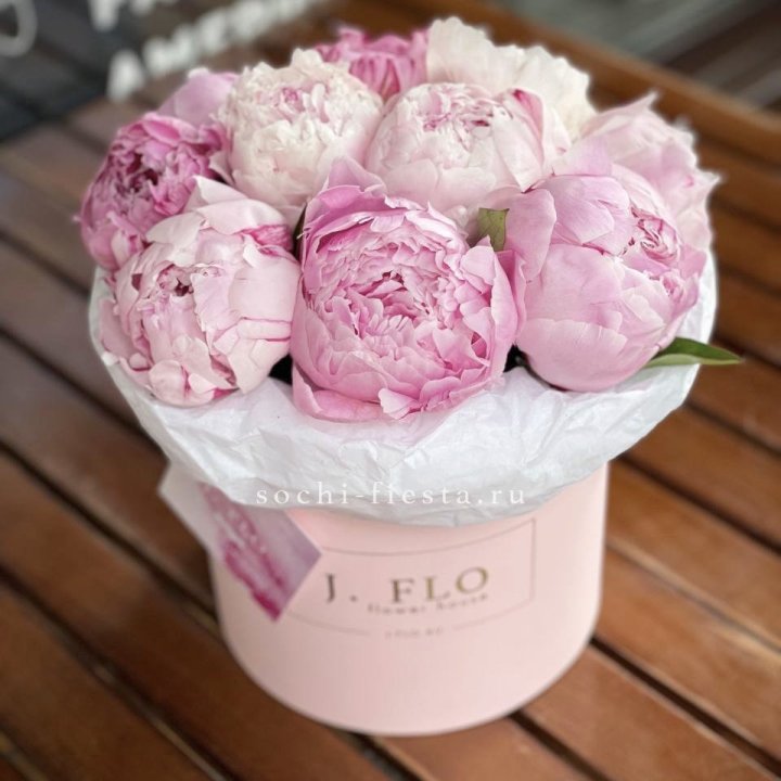 Цилиндр с пионами "Лилу" в Брянске