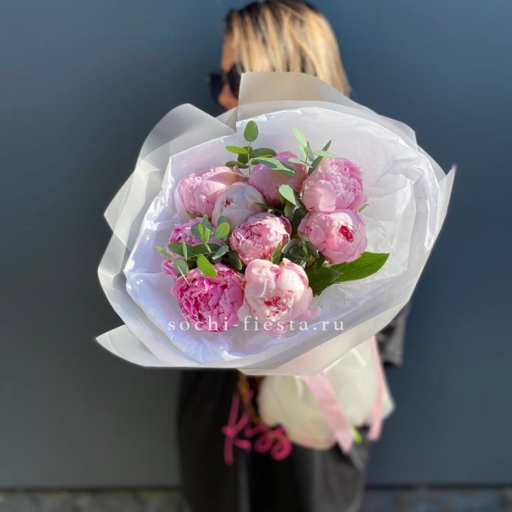 9 пионов с эвкалиптом в Брянске