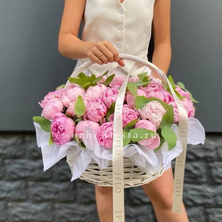 29 пионов в корзине в Брянске