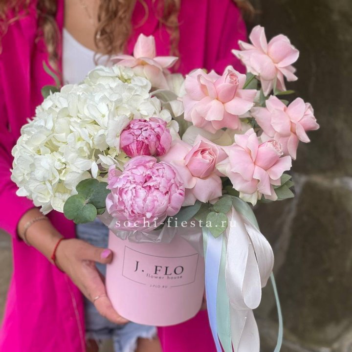 Цилиндр с пионами "Алисия" в Брянске