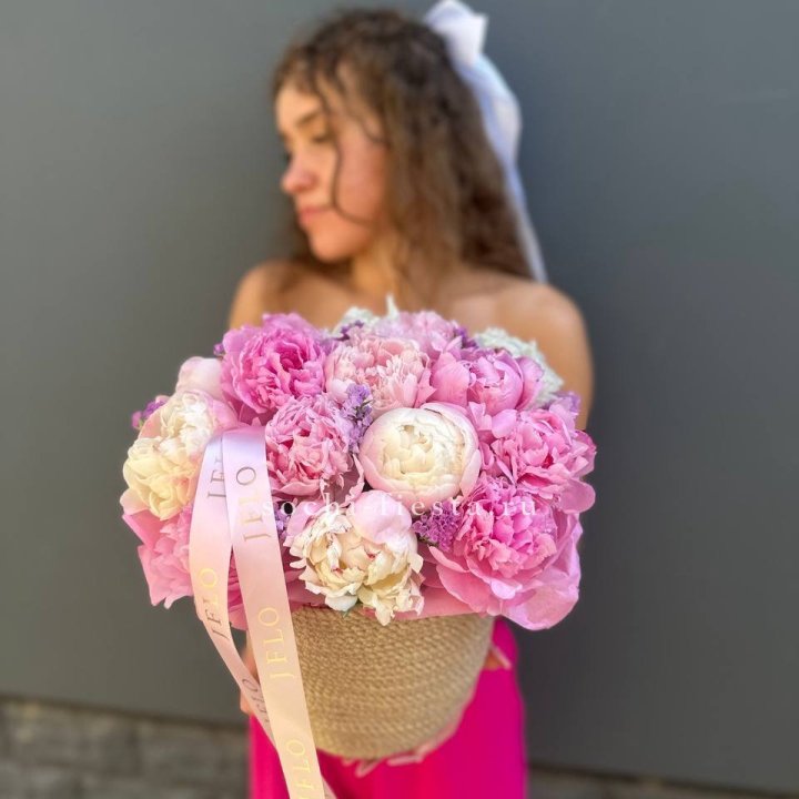 15 пионов в джутовом кашпо в Брянске