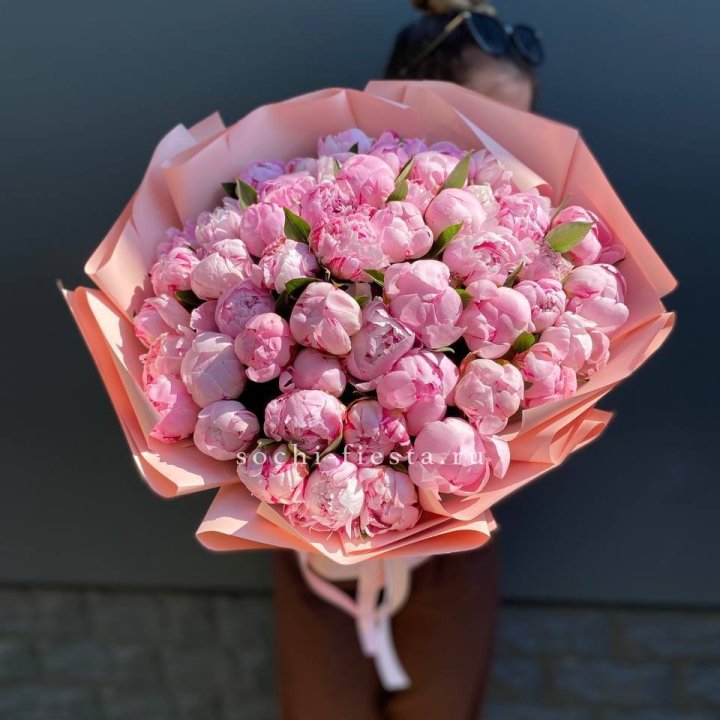 Нежный букет 51 пионов  в Брянске