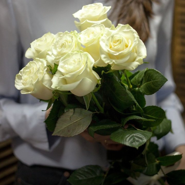 7 белых роз в Брянске