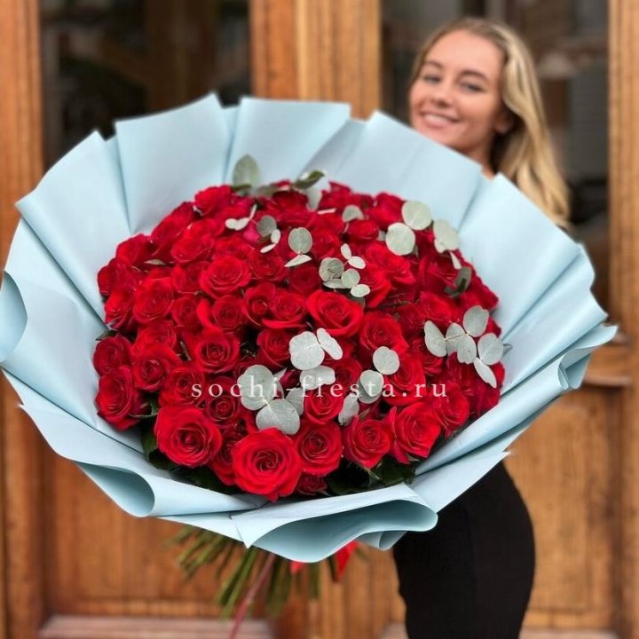 101 красная роза с эвкалиптом в Брянске