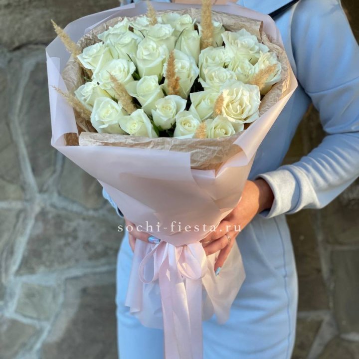 25 белых роз с сухоцветами в Брянске