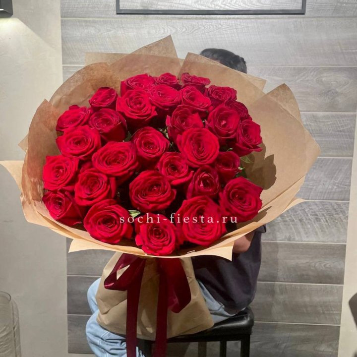 37 красных роз в крафте в Брянске