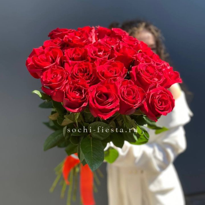 25 высоких красных роз в Брянске