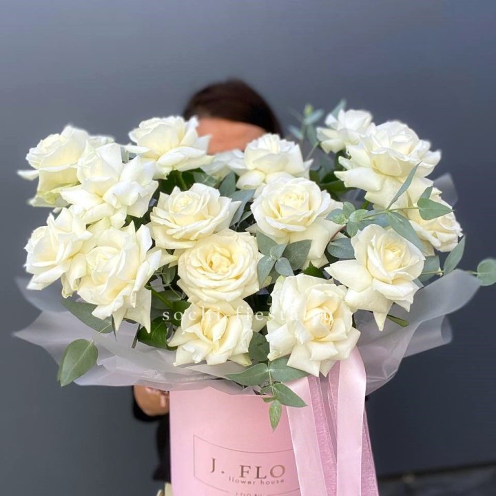 17 Французских белых роз в боксе в Брянске