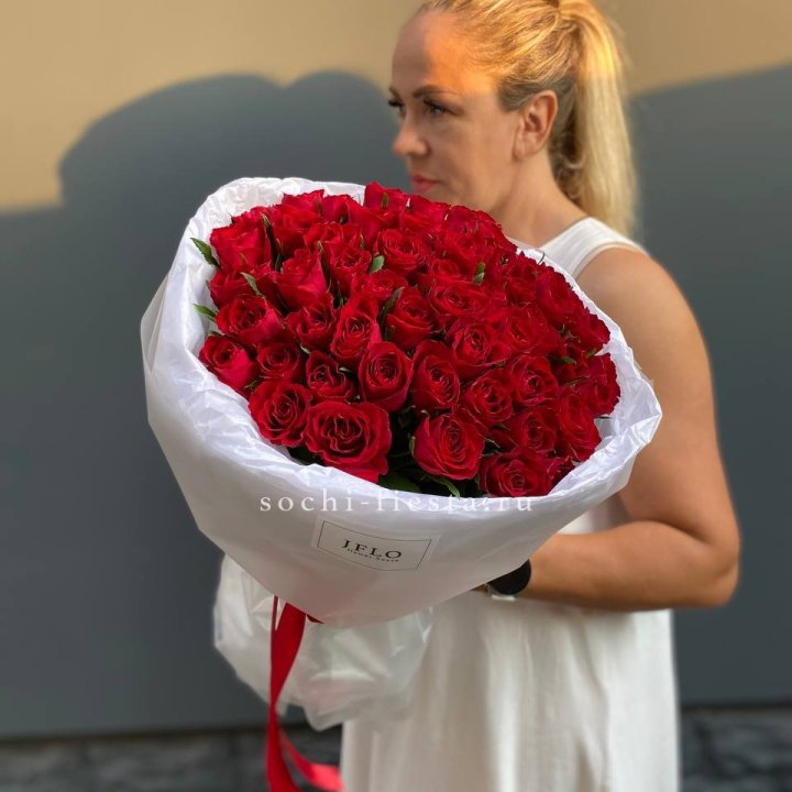 51 роза мадам ред в нежном оформлении в Брянске