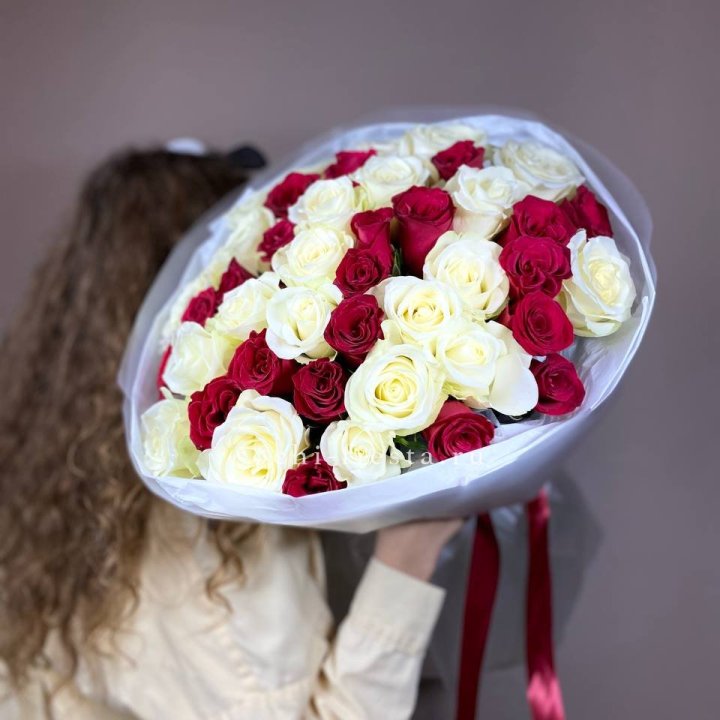 Букет из красных белых 45 роз в Брянске