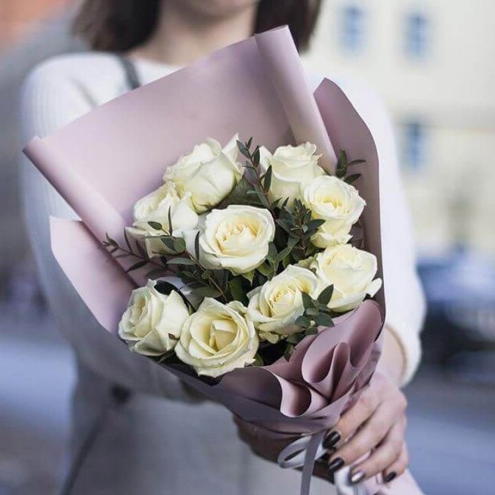 9 белых  роз "Минт" в Брянске