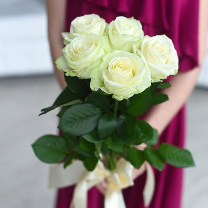 5 белых роз в Брянске