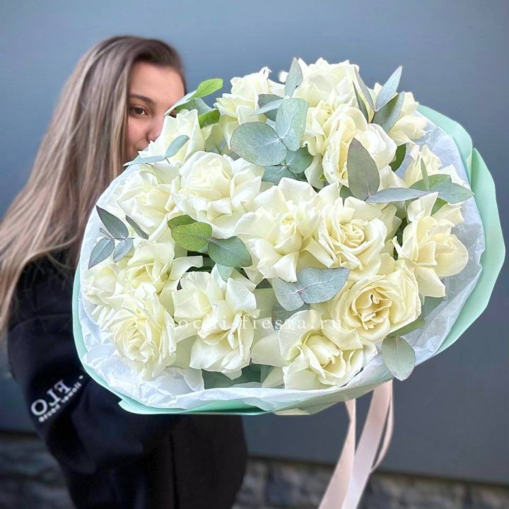 19 Белых французских роз "Ноте бьянке" в Брянске