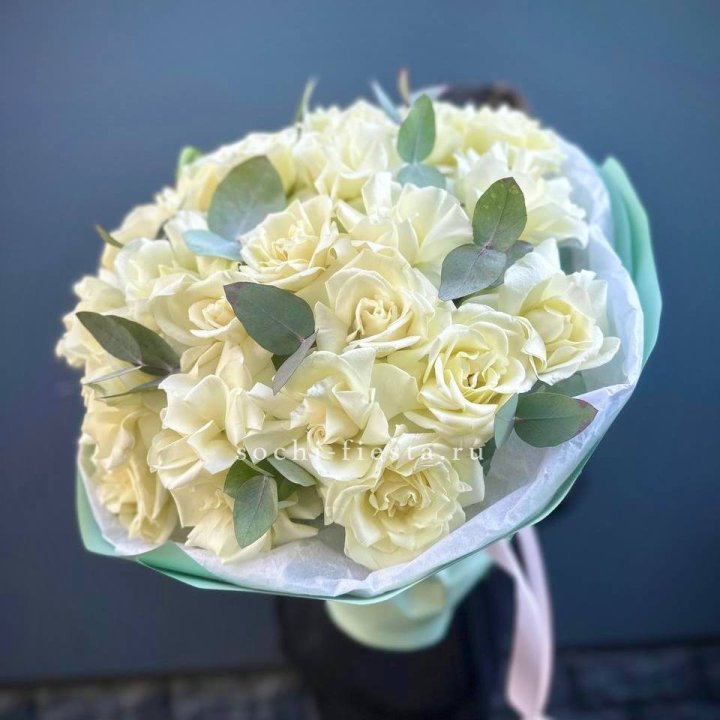25 Белых французских роз "Ноте бьянка" в Брянске