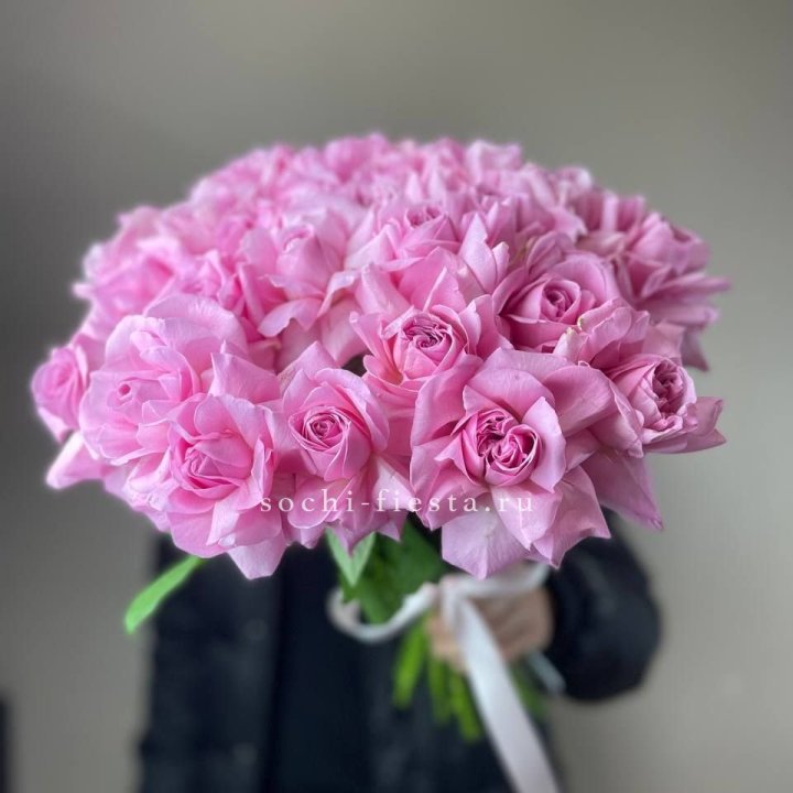 25 розовых французских роз в Брянске