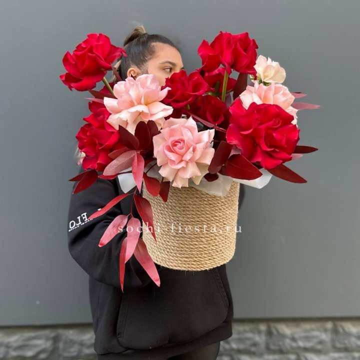 15 Французских роз в джутовом кашпо в Брянске