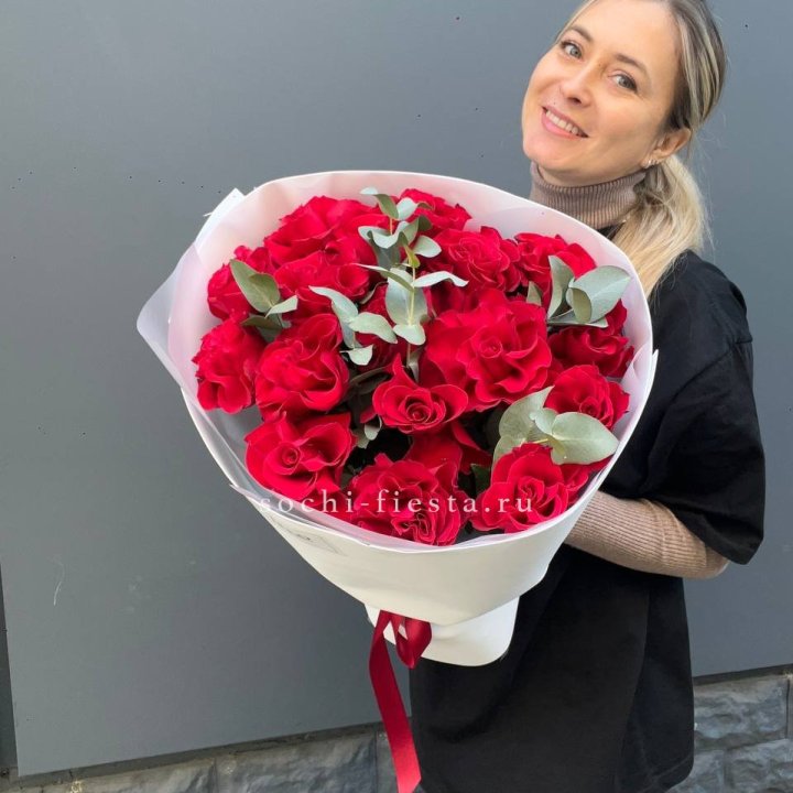 17 Красных французских роз в Брянске