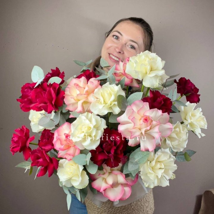 35 французских роз микс в джутовом боксе в Брянске