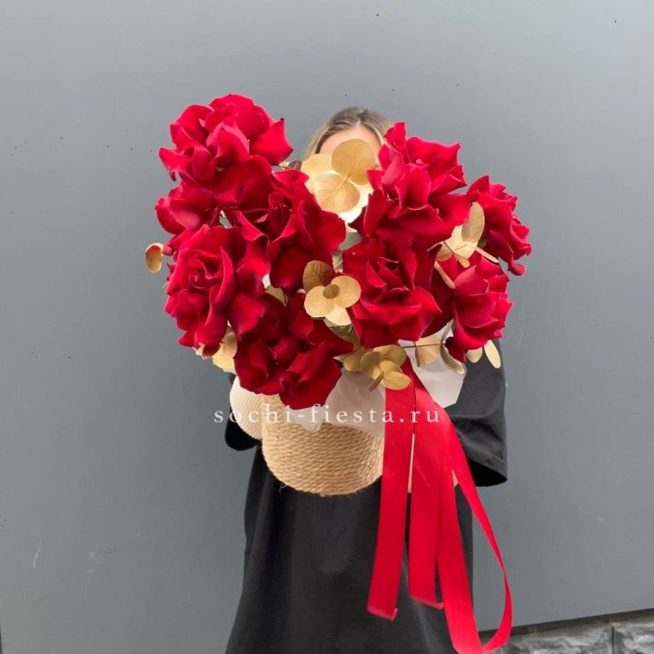 Красные французские розы в джутовом кашпо в Брянске