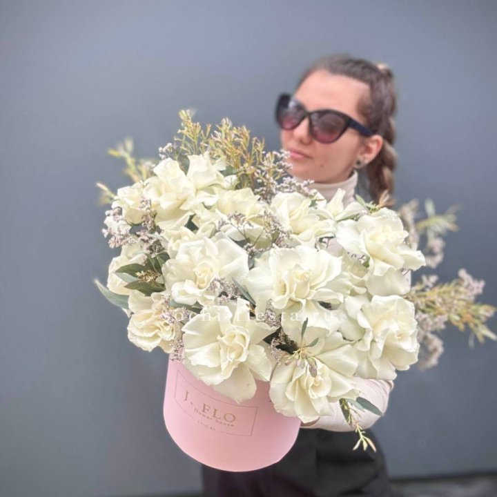 17 Французских белых роз в коробке Афина в Брянске