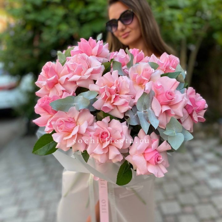 17 Розовых  французских роз в Брянске