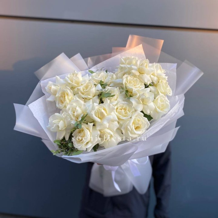 Пышный букет из белых роз в Брянске