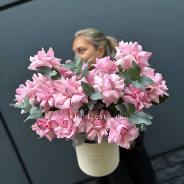 17 Розовых французских роз в боксе в Брянске