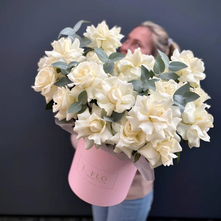 25 Французских белых роз в боксе в Брянске