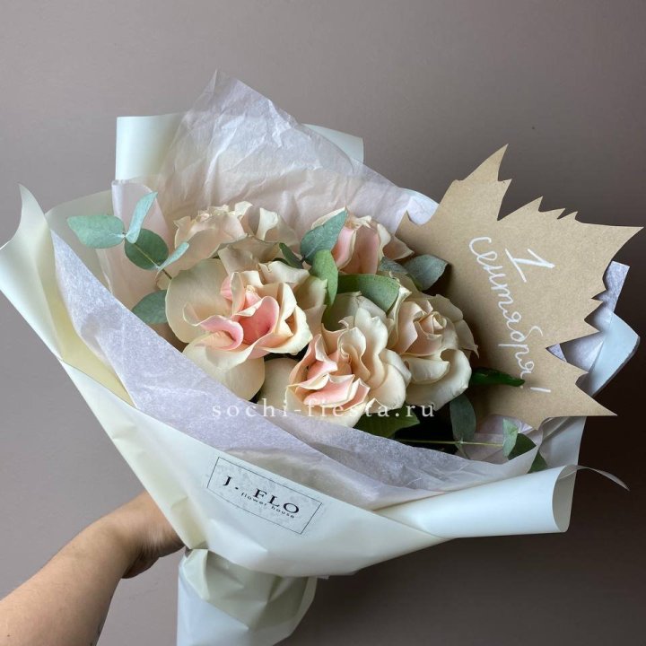 Букет кремовых роз к дню знаний в Брянске