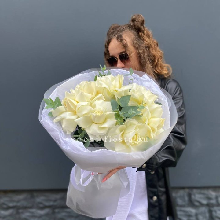 7 Белых французских роз  в Брянске