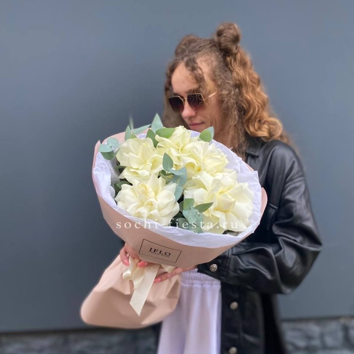 5 Белых французских роз в Брянске