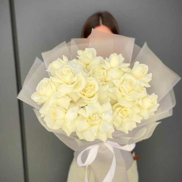 13 белых роз в Брянске