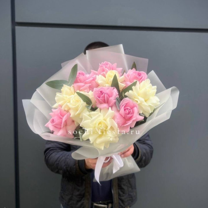 11 бело-розовых роз в Брянске
