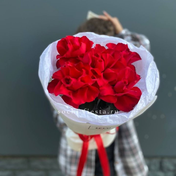 5 французских красных роз в Брянске