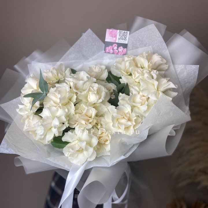 21 французских роз с эвкалиптом в Брянске