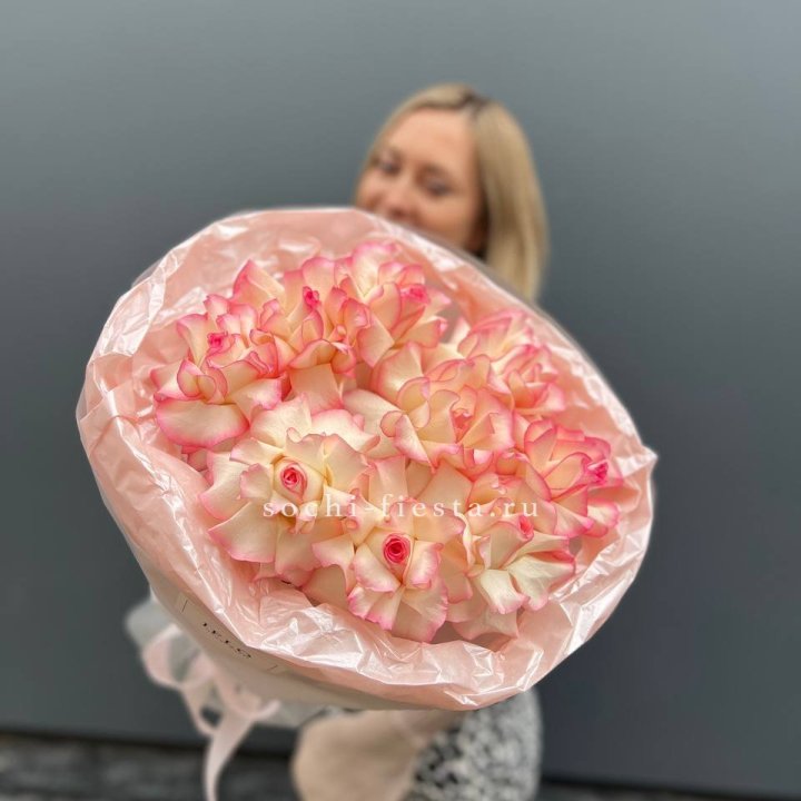 9 французских роз Джумилия в нежном оформлении в Брянске