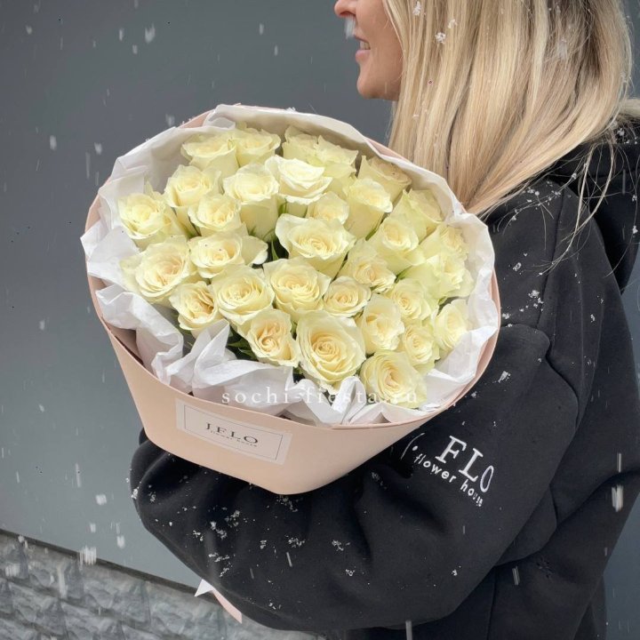 31 белая роза в оформлении в Брянске